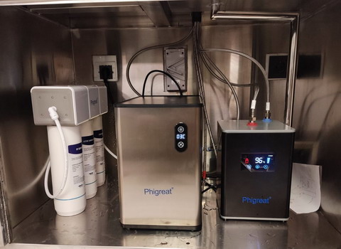 hot and cold drinking water tap